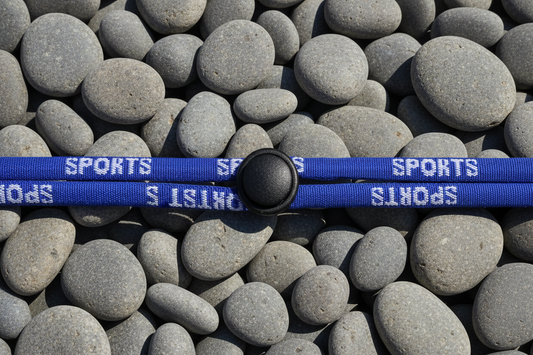 Blauw SPORTS koord ingezoomd op kiezels