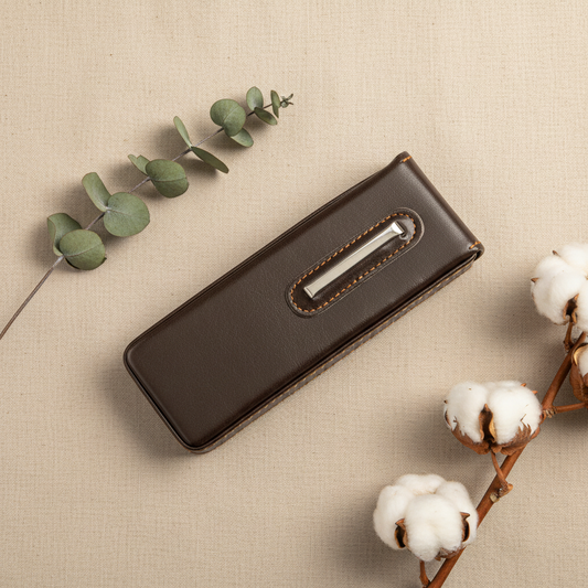 Bruin leren etui met eucalyptus en katoen