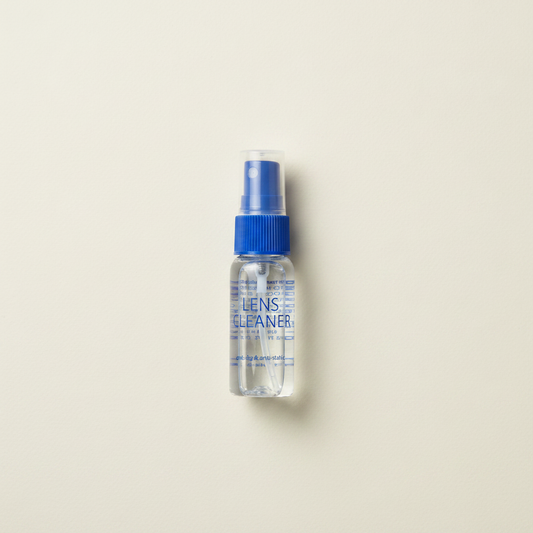 Kleine spray op crème achtergrond